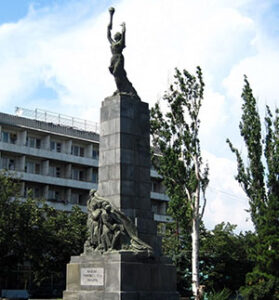 Monument dedicated to Heroes of Leninist Komsomol at Grigore Vieru bd