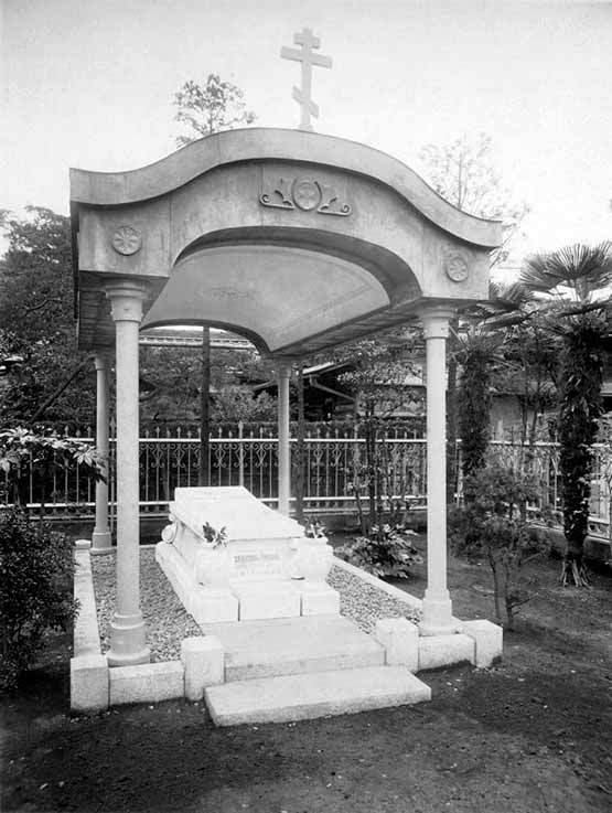 Могила святого на кладбище Янака12